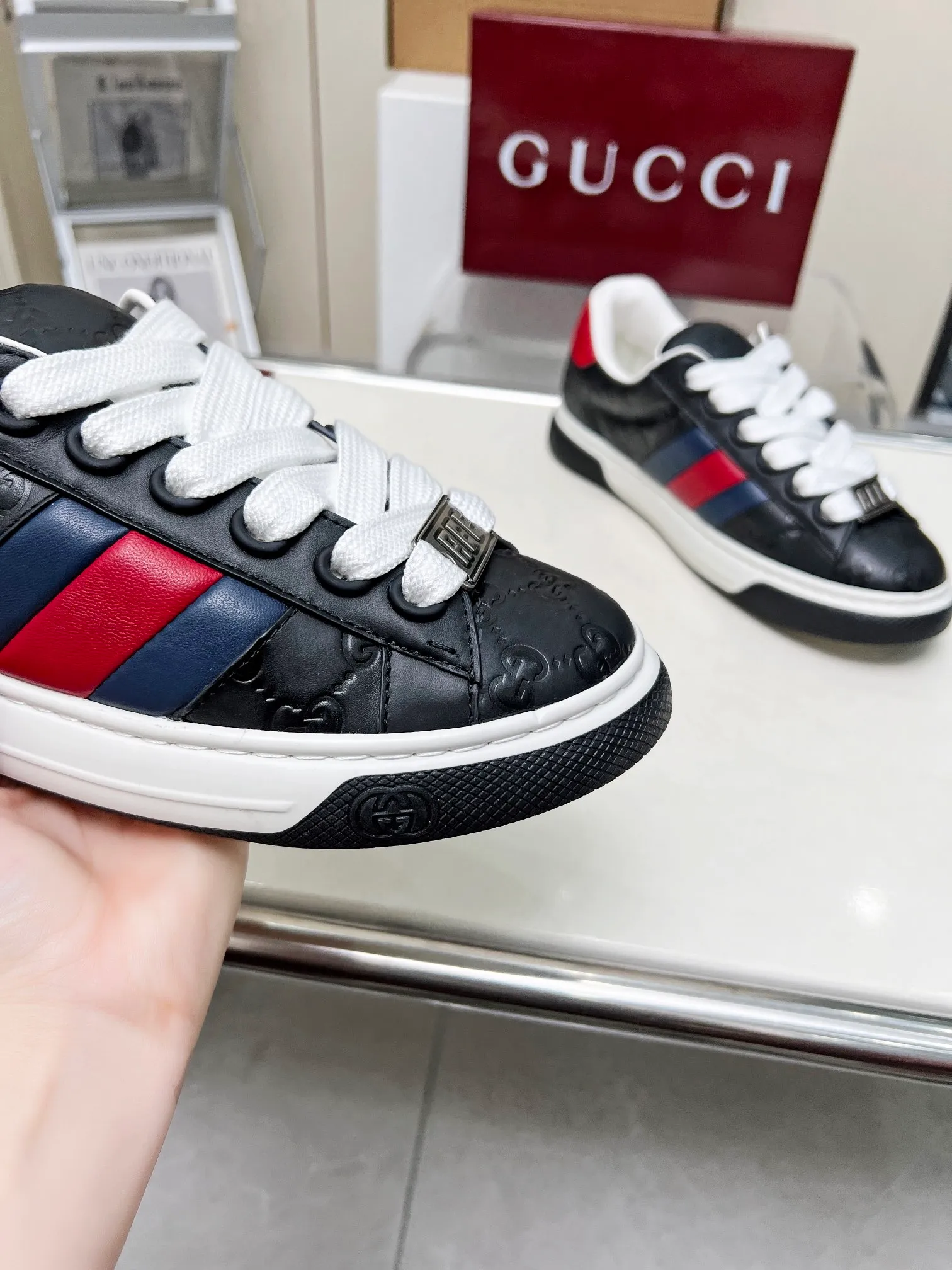 P660 embossed layout ❤️❤️❤️Gucci Gucci's latest Ace series casual sneakers for couples 🌸🌸🌸Original purchase, development and production. Since the advent of Gucci, the Ace series of sneakers has continued the brand narrative, and its ingenuity has made it the main product. The new series presents a distinctive low-top design with unique details to reinterpret the sneaker silhouette. The lace fixation is decorated with an "ACE" metal logo, and the thickened structure delicately creates a stiff shoe shape. 💖💖💖Gucci’s classic red and green striped webbing adds to the charm of the entire design. ☑️Fabric: Original imported first-layer cowhide ☑️Inner lining: Original customized soft cowhide ☑️Bottom thickness: 3CM ☑️Size: Female 35-40 Male 40-45